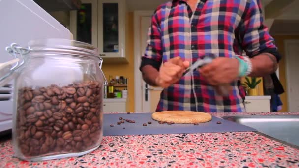 Persona Moliendo Manualmente Granos Café Tostados Cocina — Vídeo de stock