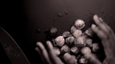 90 derece manzaralı şef brussel lahanası ve brokoli hazırlıyor.