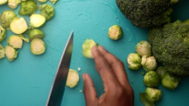 90 derece manzaralı şef brussel lahanası ve brokoli hazırlıyor.