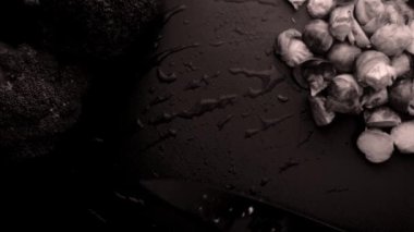 90 derece manzaralı şef brussel lahanası ve brokoli hazırlıyor.