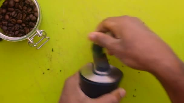 90度人手動で焙煎コーヒー豆を粉砕 — ストック動画