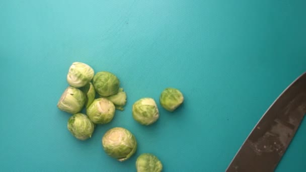 Stopni Widok Szef Kuchni Przygotowuje Brukselkę Kiełki Brokuły — Wideo stockowe