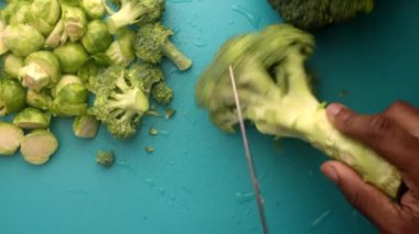 90 derece manzaralı şef brussel lahanası ve brokoli hazırlıyor.