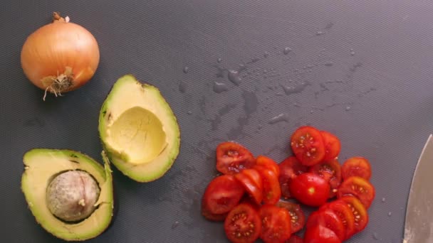 Puesta Plana Persona Manos Preparando Tomates Cherry Aguacate — Vídeos de Stock