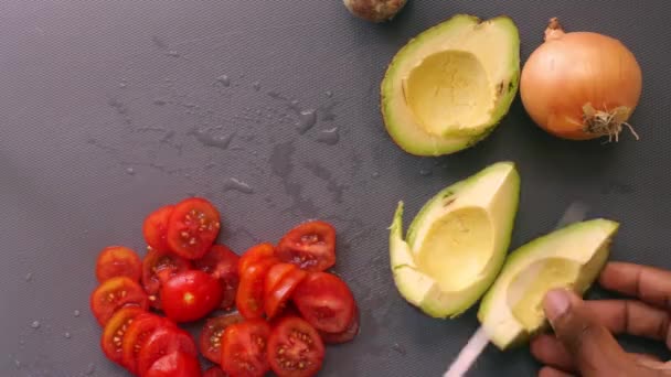 Platte Handen Voor Het Bereiden Van Kerstomaten Avocado — Stockvideo