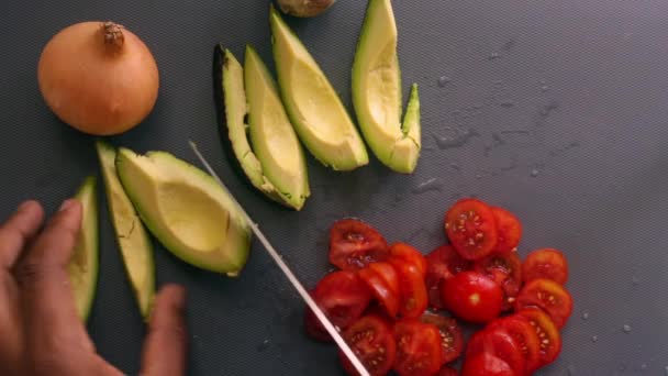 Pose Plate Mains Personne Préparant Tomates Cerises Avocat — Video