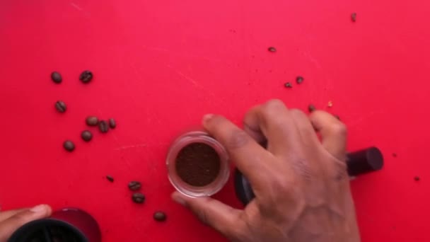 Flache Lage Von Person Manuell Kaffeebohnen Mahlen Küche — Stockvideo