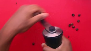 Mutfakta kahve çekirdeklerini elle öğüten birinin yatağı.