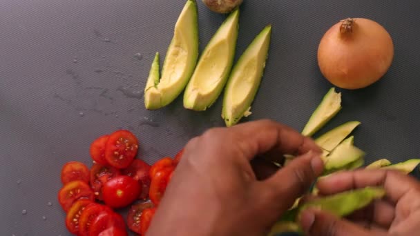 Leigos Planos Pessoa Que Prepara Tomates Cereja Abacate Cozinha — Vídeo de Stock
