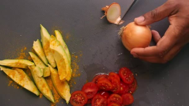 Mutfakta Vişneli Domates Avokado Hazırlayan Kişi — Stok video