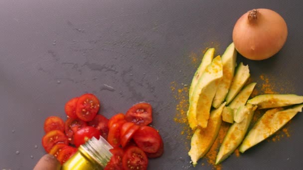 Pose Plate Personne Préparant Tomates Cerises Avocat Dans Cuisine — Video