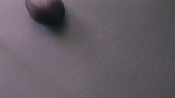 Плоский Укладка Человека Готовящего Помидоры Черри Авокадо Кухне — стоковое видео