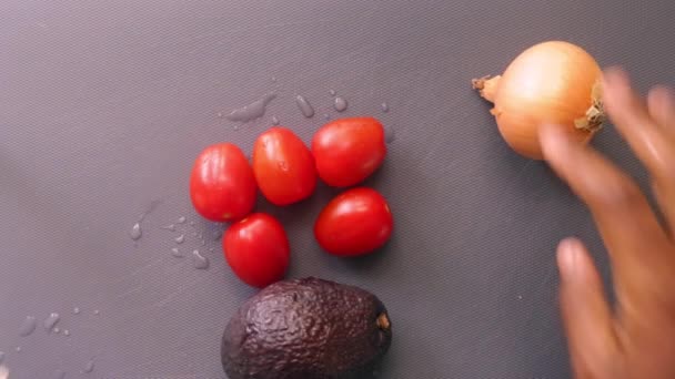 Pose Plate Personne Préparant Tomates Cerises Avocat Dans Cuisine — Video