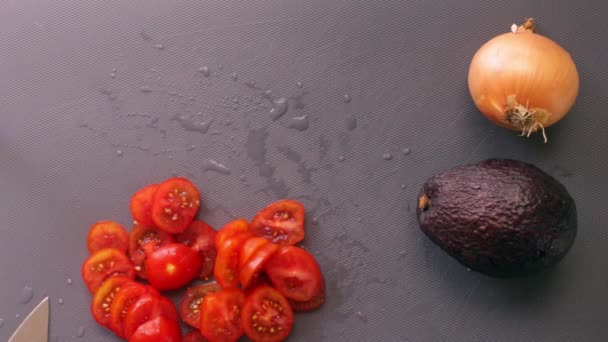 Leigos Planos Pessoa Que Prepara Tomates Cereja Abacate Cozinha — Vídeo de Stock