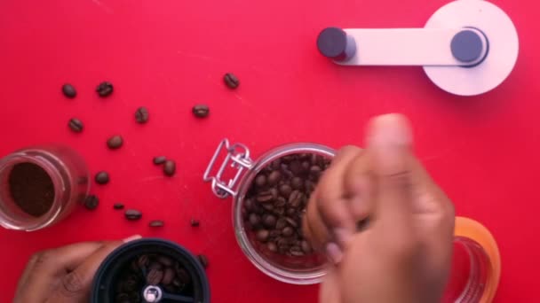Plat Laic Persoană Manual Măcinarea Boabe Cafea Bucătărie — Videoclip de stoc
