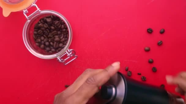 Ploché Ležel Člověk Ručně Broušení Pražených Kávových Zrn — Stock video