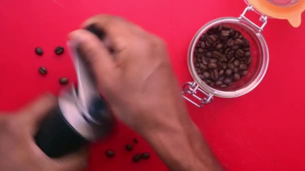 Platta Lekman Manuellt Slipning Rostade Kaffebönor — Stockvideo