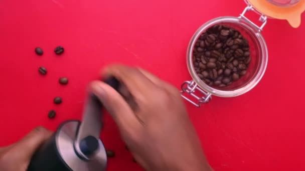 Плоский Человек Вручную Шлифует Жареные Кофейные Зерна — стоковое видео