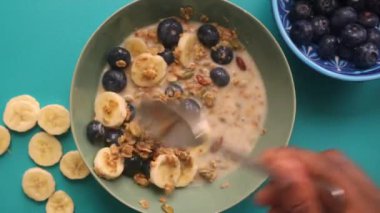 Vejetaryen müsli gevreğini meyve ile hazırlarken çekilmiş bir video vardı.