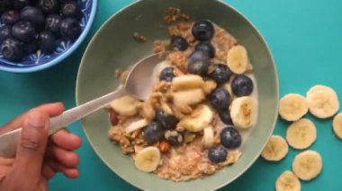 Flat lay video kişi meyve ile vegan müsli tahıl hazırlama