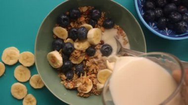 Flat lay video kişi meyve ile vegan müsli tahıl hazırlama