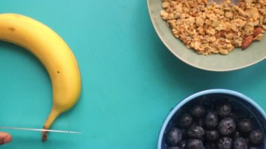 Flat lay video kişi meyve ile vegan müsli tahıl hazırlama