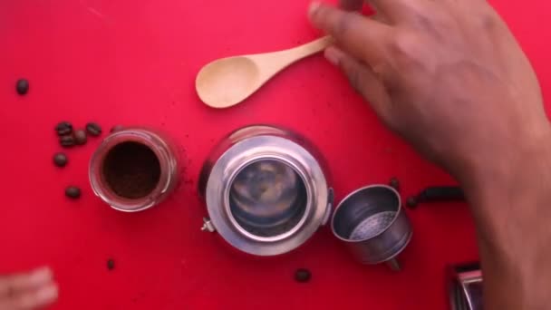 Flat Lay Persoon Bereiden Espresso Koffie Met Een Moka Pot — Stockvideo