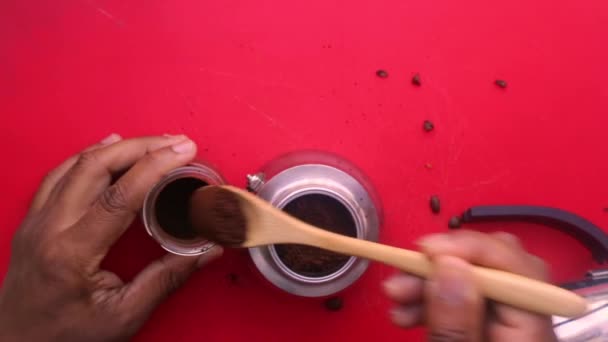 Leigo Plano Preparando Café Expresso Com Pote Moka — Vídeo de Stock