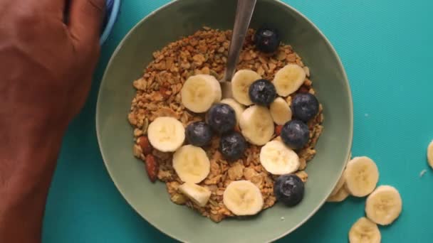 Flat Leigo Vídeo Pessoa Preparando Vegan Muesli Cereal Com Frutas — Vídeo de Stock