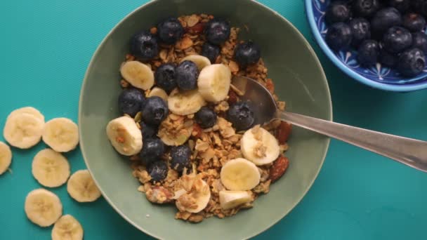 Flacher Laie Bereitet Veganes Müsli Mit Früchten — Stockvideo