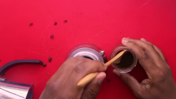 Vue Imprenable Sur Personne Préparant Café Expresso Avec Une Cafetière — Video