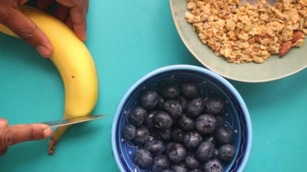 Plana Laico Vídeo Persona Preparando Vegano Muesli Cereal Con Frutas — Vídeos de Stock