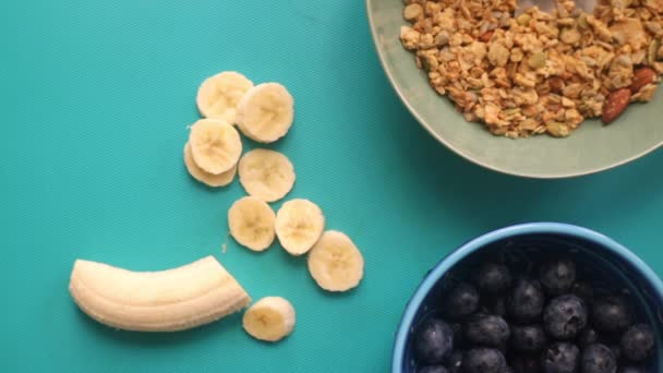 Plana Laico Vídeo Persona Preparando Vegano Muesli Cereal Con Frutas — Vídeo de stock