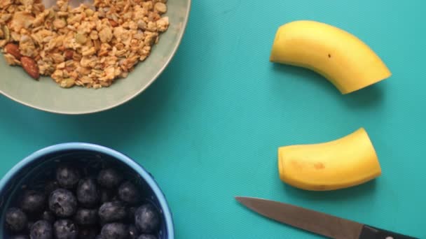 Flat Lay Video Kişi Meyve Ile Vegan Müsli Tahıl Hazırlama — Stok video