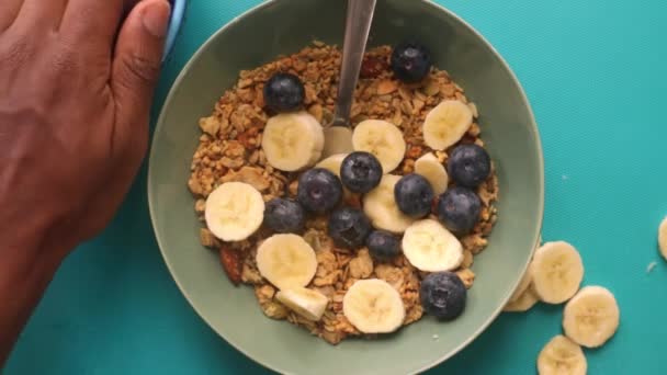 Plana Laico Vídeo Persona Preparando Vegano Muesli Cereal Con Frutas — Vídeos de Stock