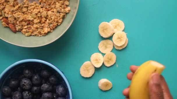 Müsli Gevreğini Meyvelerle Hazırlayan Kişinin Düz Bir Görüntüsü Vardı — Stok video