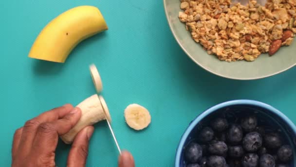 Visão Leigos Plana Pessoa Preparando Cereais Muesli Com Frutas — Vídeo de Stock