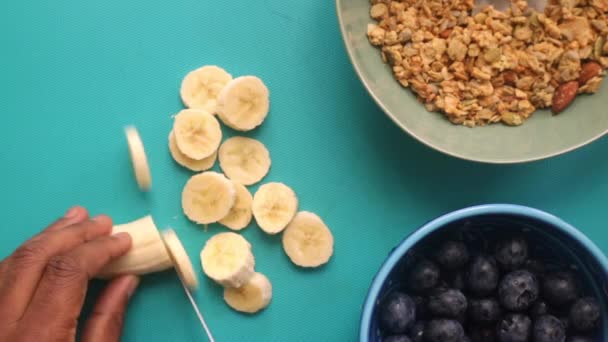 Vista Plana Persona Preparando Cereales Muesli Con Frutas — Vídeo de stock