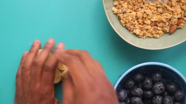 Müsli Gevreğini Meyvelerle Hazırlayan Kişinin Düz Bir Görüntüsü Vardı — Stok video