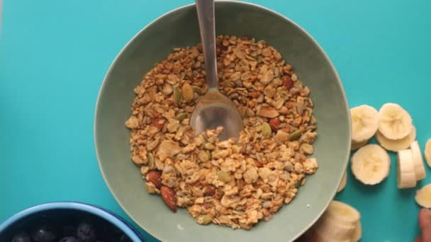 Vedere Plat Persoanei Care Pregătește Cereale Muesli Fructe — Videoclip de stoc