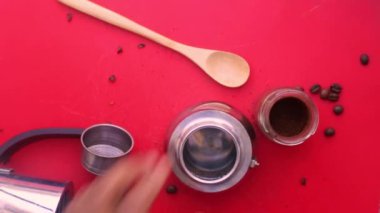 Düz manzaralı kişi kahve hazırlarken moka çaydanlığı ile