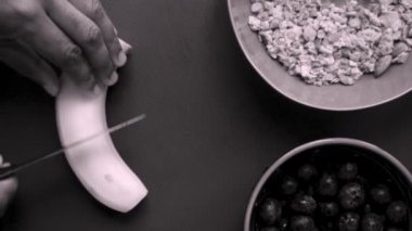 Düz manzaralı kişi mutfakta meyveli müsli gevreği hazırlıyor.