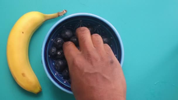 Plochý Pohled Osoba Připravuje Müsli Cereálie Ovocem — Stock video