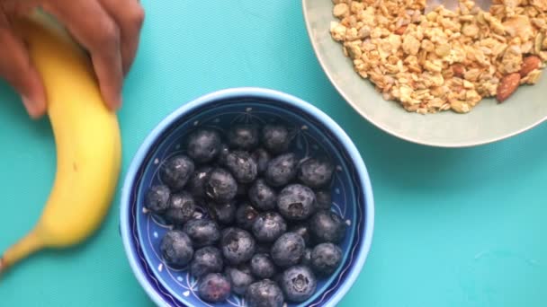 Plano Vista Laico Persona Preparando Cereales Muesli Con Frutas — Vídeo de stock