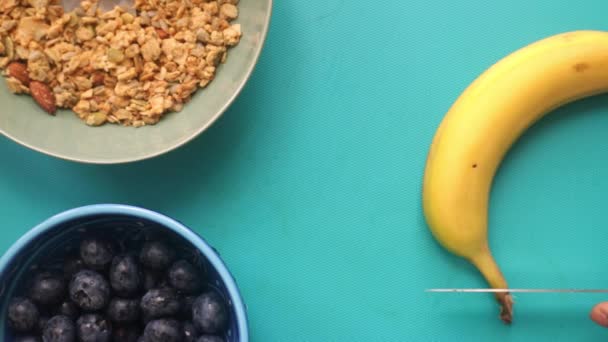 Plano Vista Laico Persona Preparando Cereales Muesli Con Frutas Cocina — Vídeo de stock