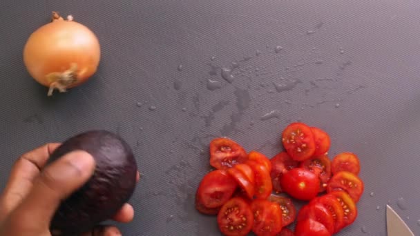 Puesta Plana Persona Manos Preparando Tomates Cherry Aguacate — Vídeos de Stock