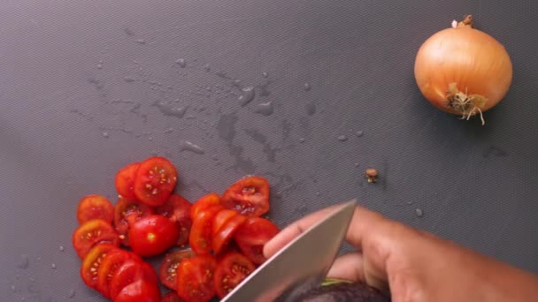 扁平的手 准备樱桃 西红柿和鳄梨 — 图库视频影像