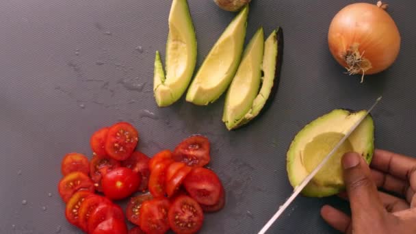 Puesta Plana Persona Manos Preparando Tomates Cherry Aguacate — Vídeos de Stock