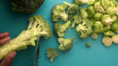 90 derece aşçı brussel lahanası ve brokoli hazırlıyor.