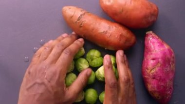 90 derece şef tatlı patates ve brussel lahanası hazırlıyor.